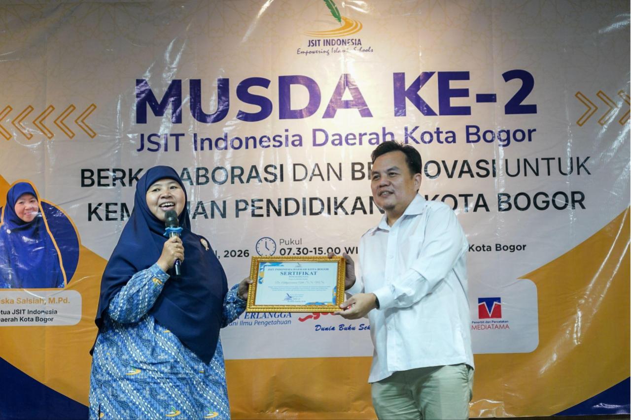 Ketua DPRD Kota Bogor Adityawarman Adil meraih penghargaan Tokoh Peduli Pendidikan 2026 dari JSIT